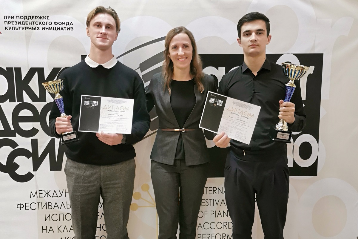 Лідзія Скачко са сваімі вучнямі Іванам Волчакам (злева) і Кірылам Буланавым (справа)