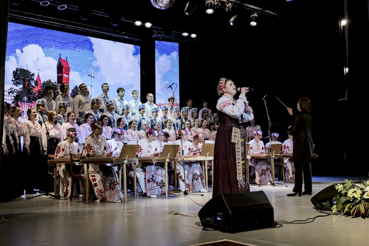Камерны жаночы хор, народны ансамбль "Вербіца", народны аркестр беларускіх народных інструментаў, салістка хору Цітовіча Наталля Базарэвіч