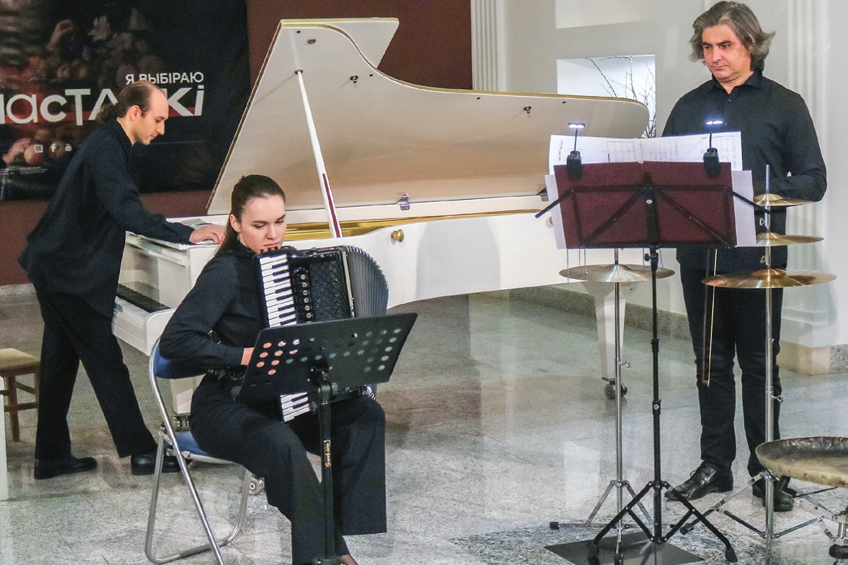 Іван Андрухоў (фартэпіяна), Алеся Корнева (акардэон), Міхаіл Канстанцінаў (ударныя)