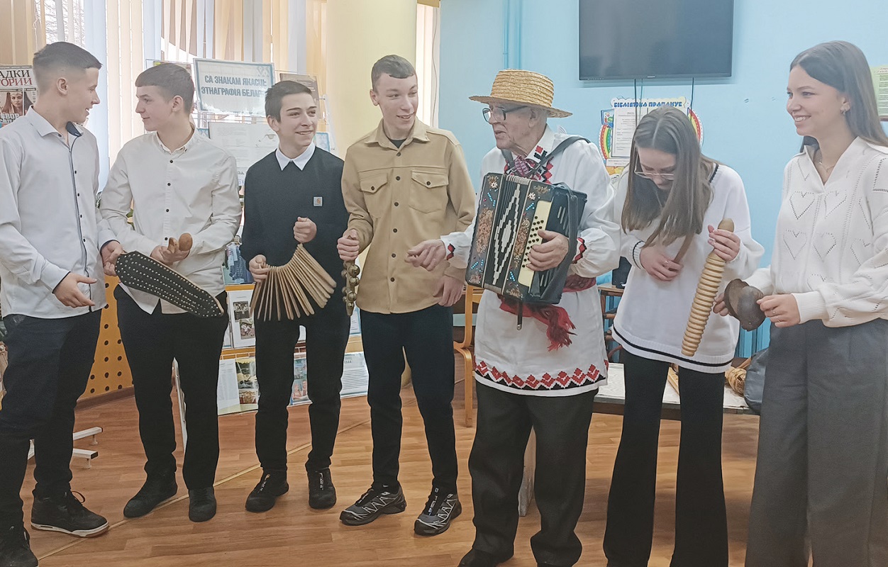 Падчас сустрэчы з майстрам М.А. Скрамблевічам у бібліятэцы-філіяле № 5 Цэнтралізаванай бібліятэчнай сістэмы Гродна