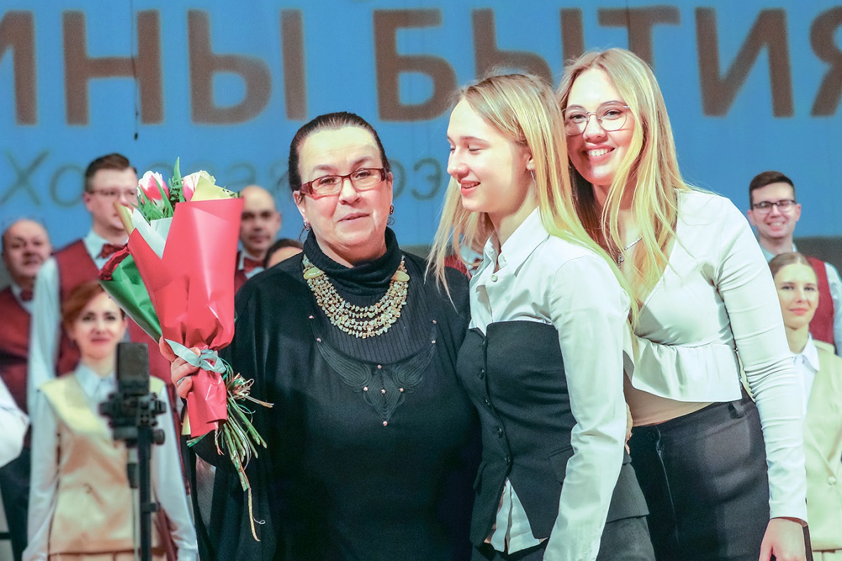 Алена Атрашкевіч з удзельніцамі "Вечара беларускіх прэм'ер"