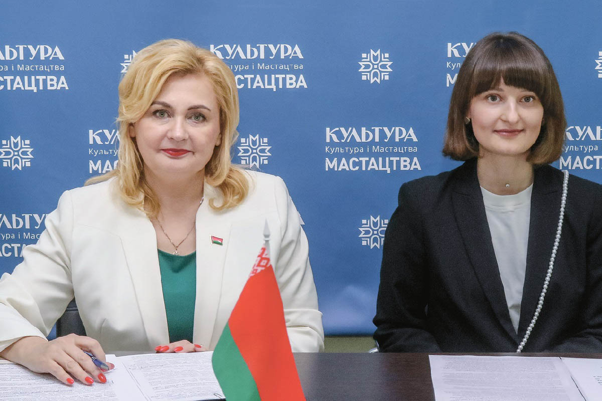 Дырэктар рэдакцыйна-выдавецкай установы "Культура і мастацтва" Наталля Кузняцова і навуковы супрацоўнік філіяла "Красны Бераг" Жлобінскага гісторыка-краязнаўчага музея Вікторыя Ільіна