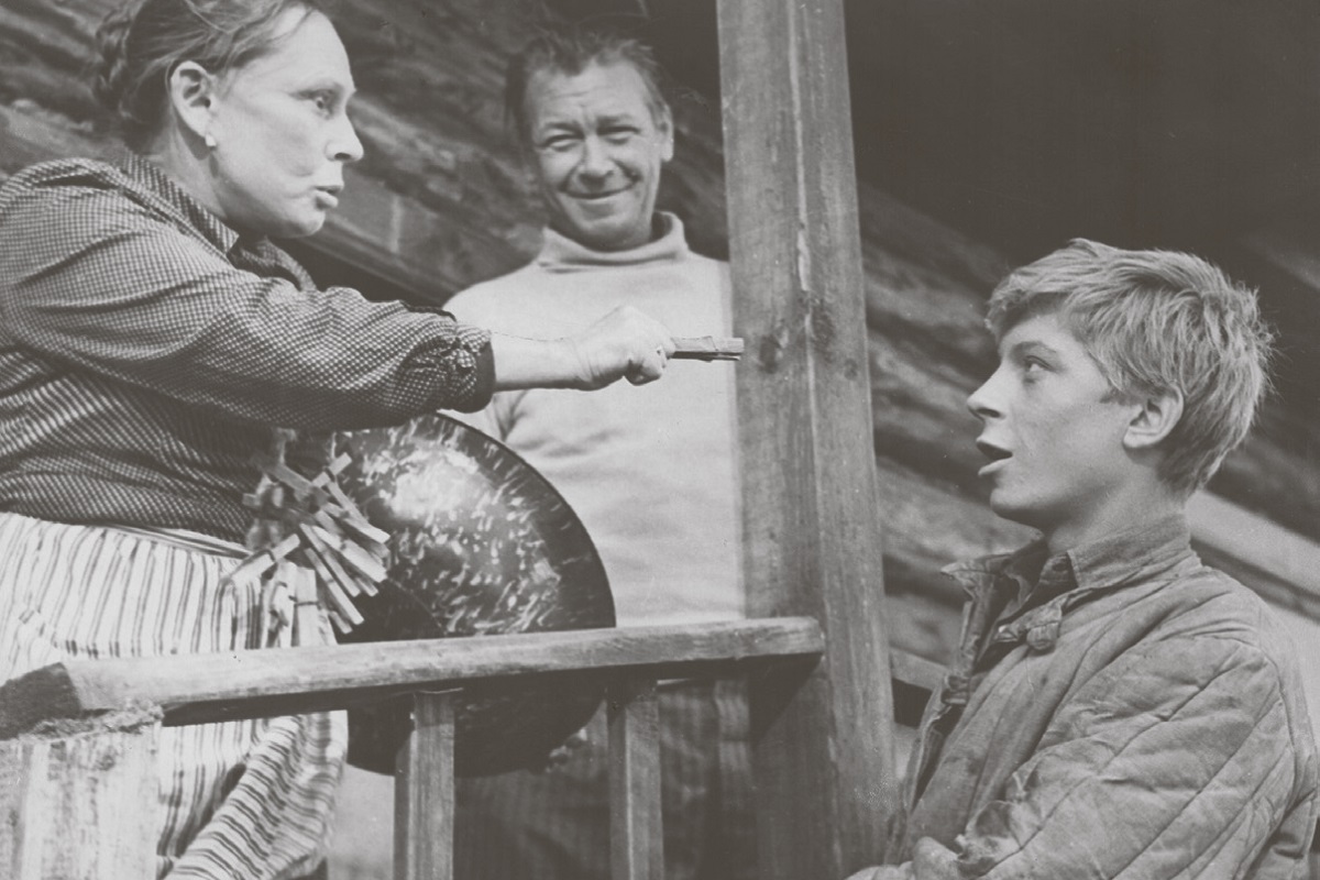 Кадр са стужкі "Праз могілкі"