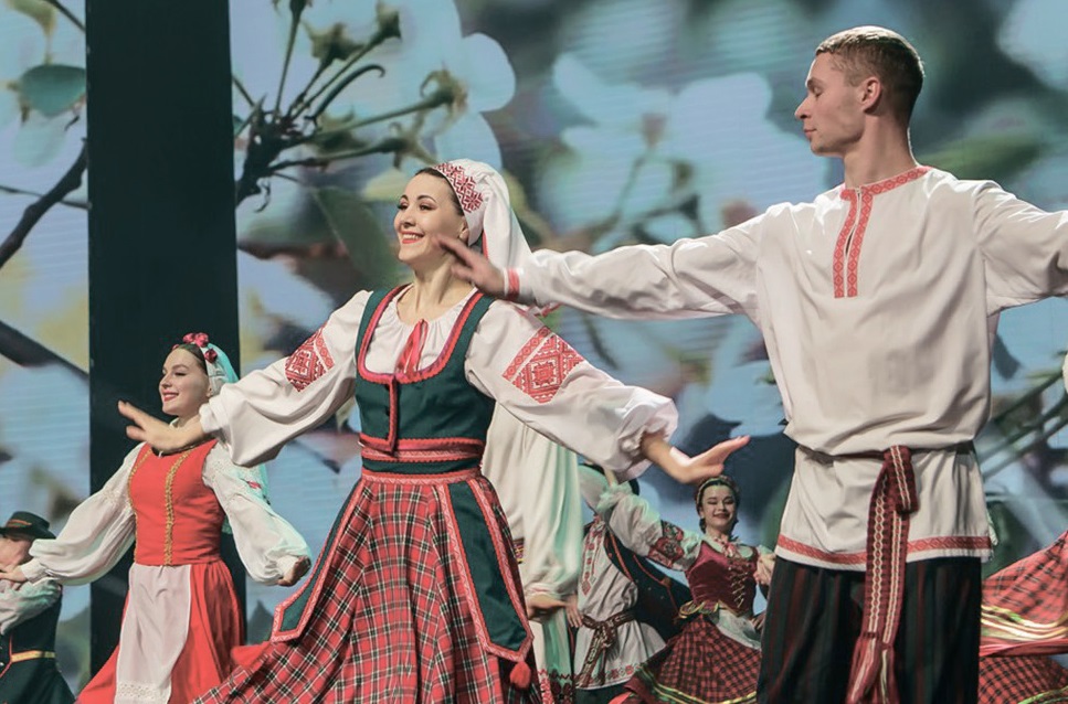 Ансамбль песні і танца "Медуніца" падчас выступу