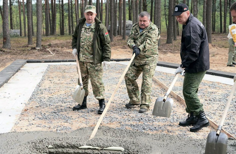 Кіраўніцтва Гомельскай вобласці на суботніку ў Азарычах